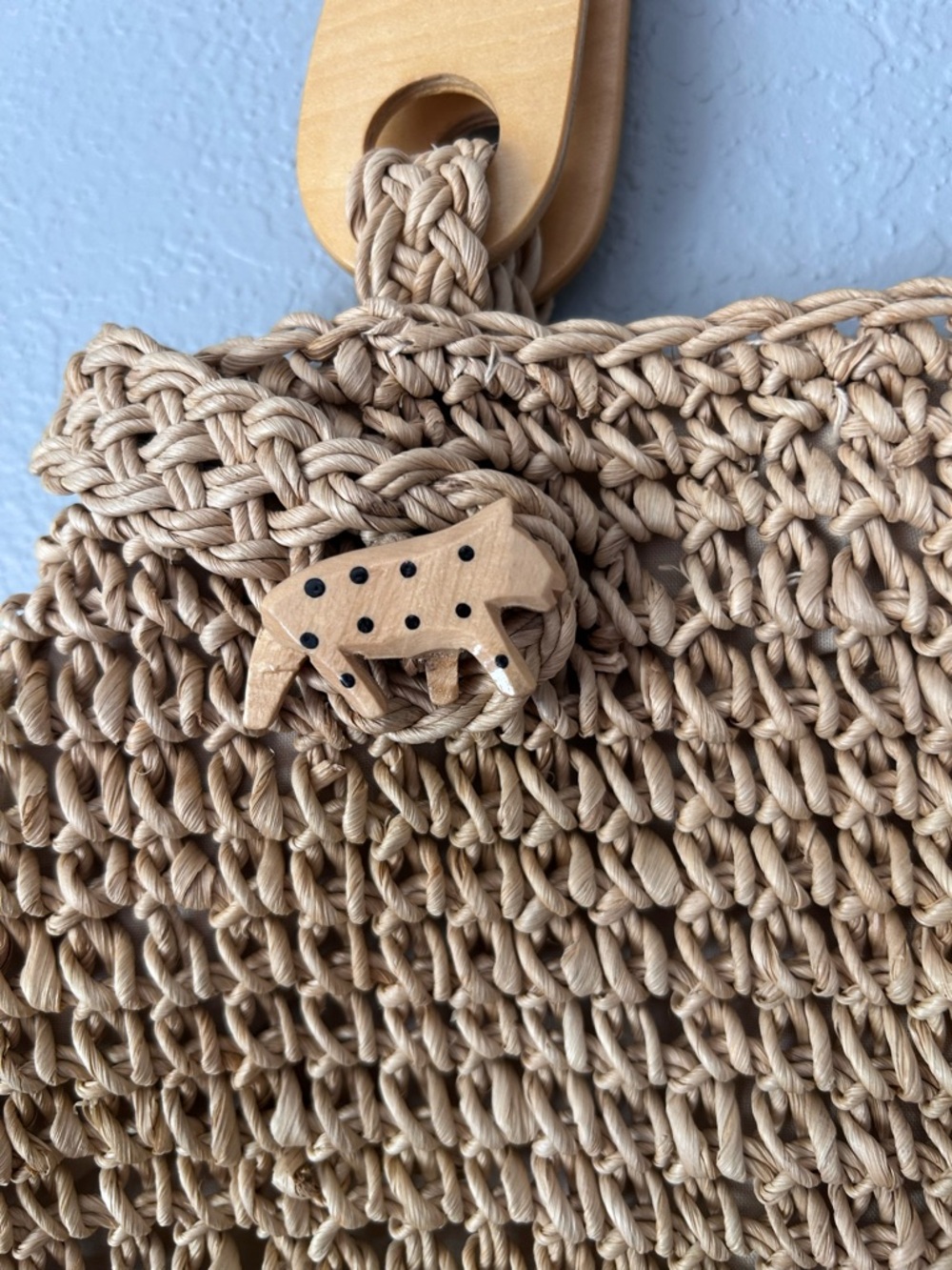 Vintage Wooden Handle Straw Bag Purse With Wooden Animal Accents - Picture 2 of 10